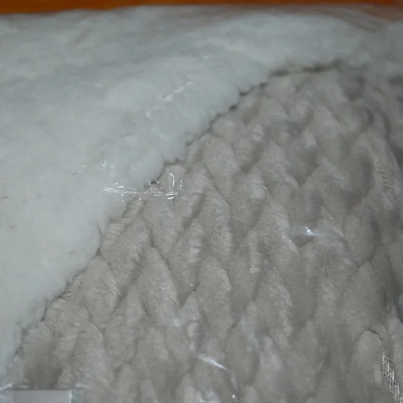 Ulta Beauty gray plush cozy blanket - NWT - Picture 6 of 9